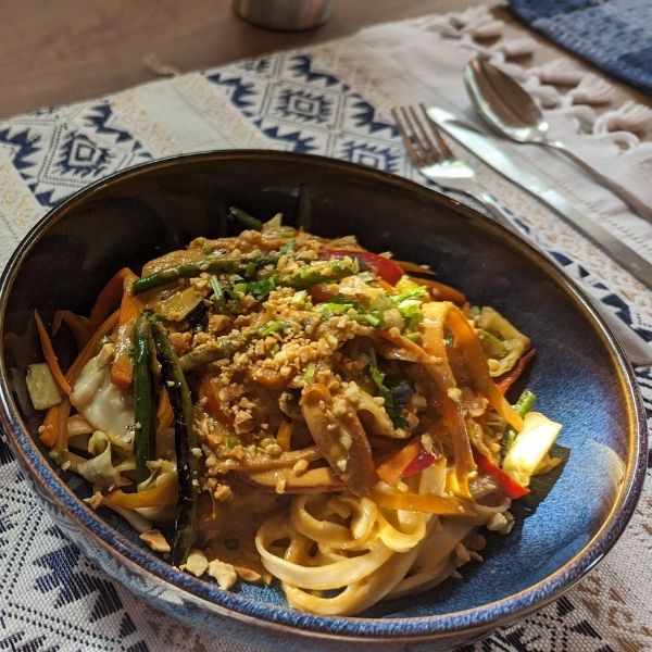 A colorful organic meal with fresh vegetables, noodles, and salad, prepared by a private chef at The Healing Sanctuary’s Tropical Retreat in Costa Rica.